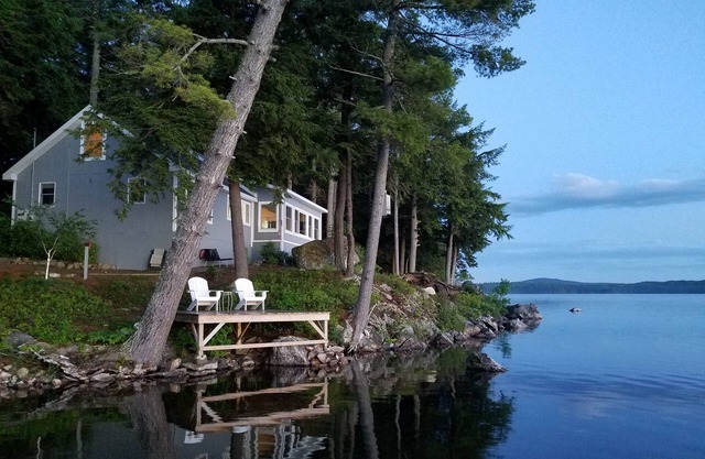 Un endroit parfait pour une escapade en couple! Chalet pittoresque au bord du lac.