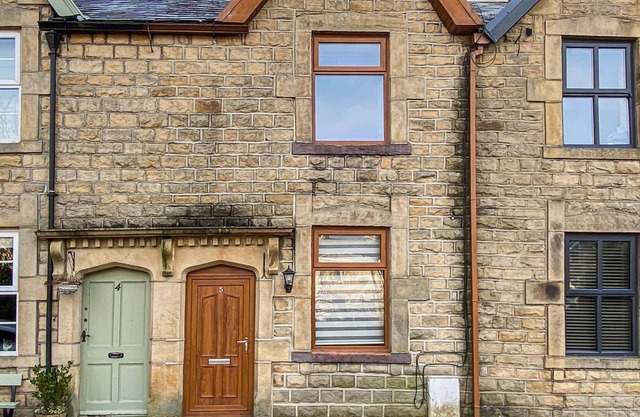 2 bedroom accommodation in Winewall