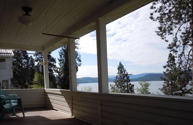 A Place For Family And Friends To Gather And Enjoy The Splendors Of The Lake.