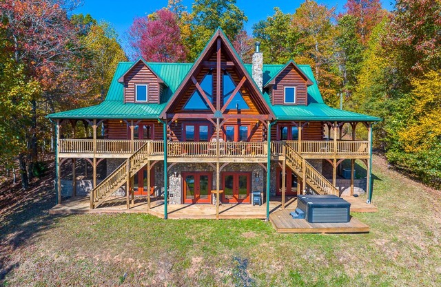 Grassy Creek Lodge - Hot Tub, Game Room, Fireplaces!
