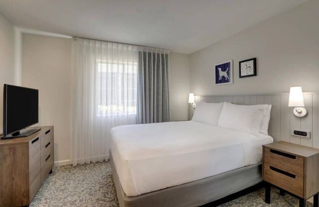 A Place You'll Surely Enjoy! 3 Spacious Units, Free Breakfast, Pets Allowed!