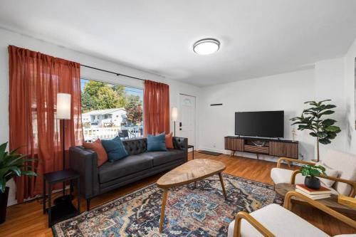 A Pop of Color - 3BD in the Heights w 3 King Beds