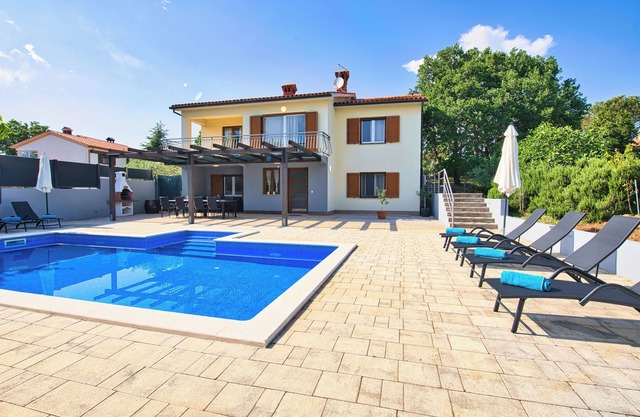 Villa avec piscine privée et clôturée au bord de la mer