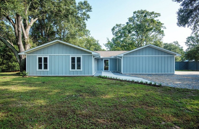 A Quiet 4 Bedroom Fairhope Home, 1 Acre, Family Friendly & Downtown in Minutes