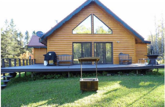 Ultra calme et privé à côté d'un magnifique ruisseau qui coule sur plus de 700 hectares.