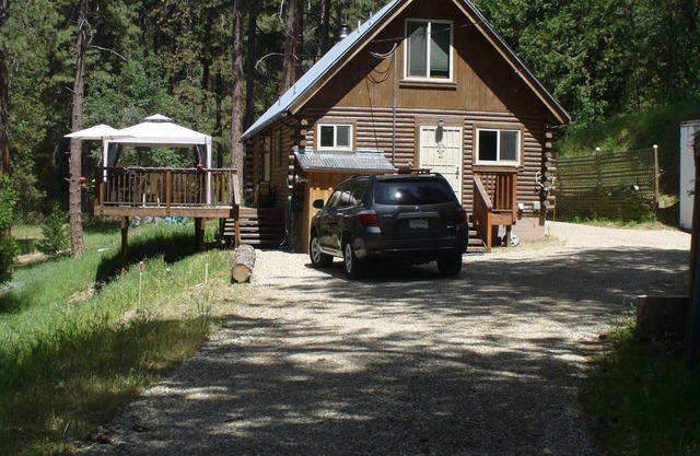 Shady Glen (chalet tranquille en bois rond, niché parmi le chêne et le cèdre)