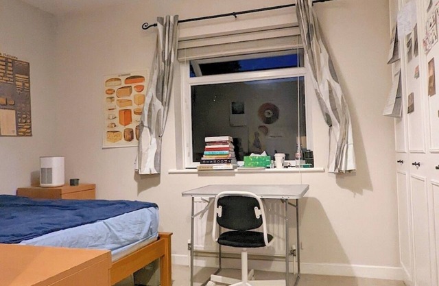 A quiet room next to a park, Zone 2, near Canada Water Station