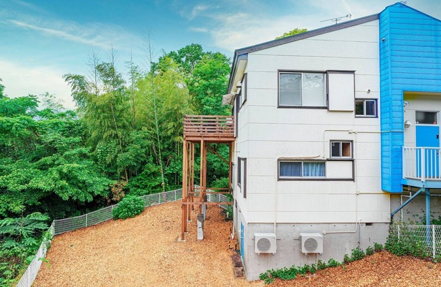 A rental villa with a large garden that doubles as a dog run surrounded by trees / Ito Shizuoka