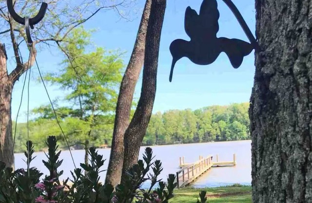 Charming 2-Bedroom Cottage with a Beautiful River Front View