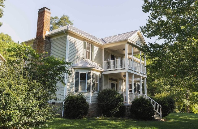 Une retraite Riverside niché dans les montagnes Blue Ridge