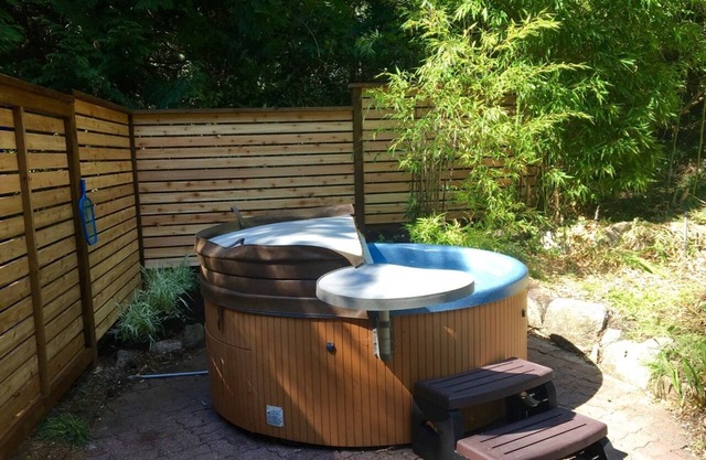 Roberts Creek Haven: La maison jaune