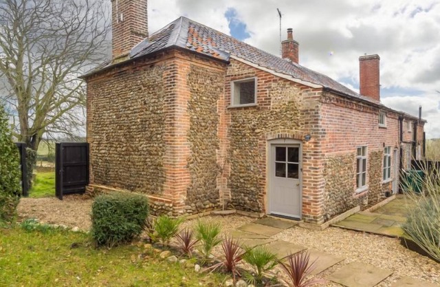 Gamekeeper's Lodge est un chalet de luxe romantique pour quatre contes de fées dans le sud de Raynham.
