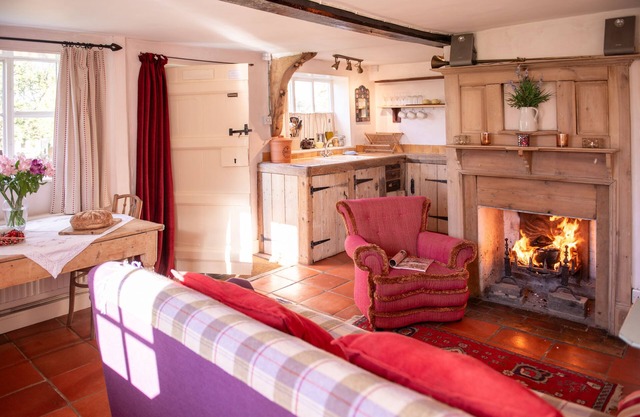 Farm Cottage a cute C16th cottage, a walk across the fields to a great pub