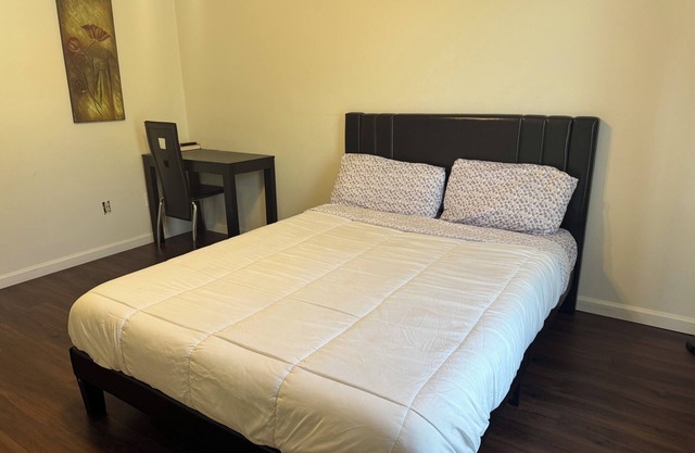 A ROOM in a Peaceful 5-Bed house with AC in vibrant Houston