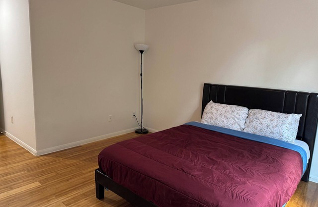 A Room in an Amazing 4 bed house with AC in vibrant Houston