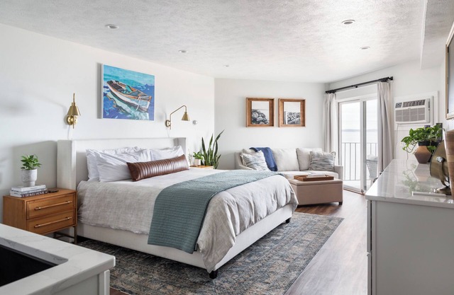 "A Room with a View" East Bay Waterfront with Pool