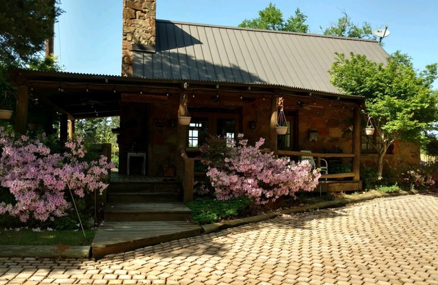 Un chalet en pierre rustique sur un domaine à proximité du Texas State Railroad.