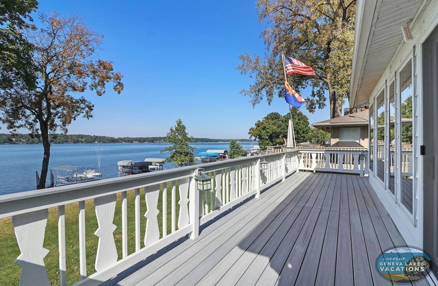 A Shore Thing- Lake Delavan Cottage w/ Private dock and boat lift, sleeps 8!