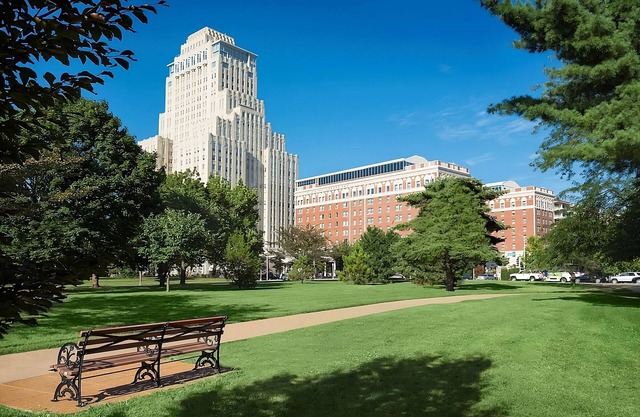 A short drive away from Saint Louis Science Center! 2 Spacious Rooms! W/ Parking
