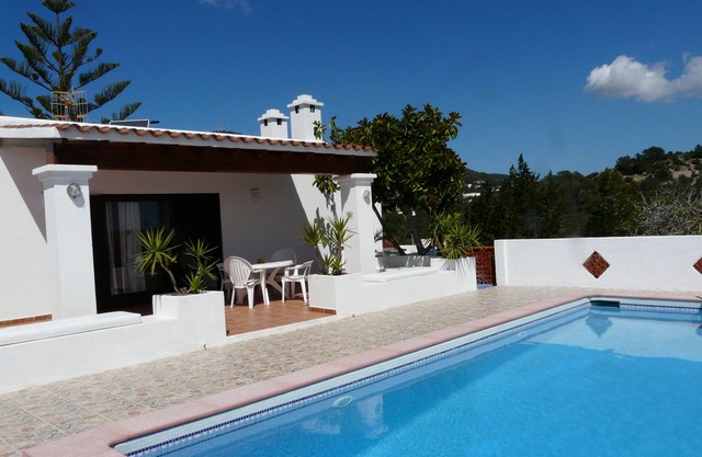 Une villa simple mais bien aménagée, vue sur la mer et la climatisation. WIFI