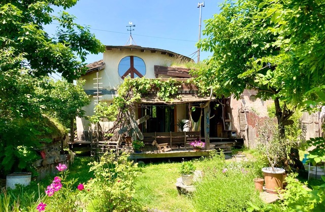 A soothing house built with natural materials made from straw bales Relax and unwind in this extrao / Shari-gun Hokkaidō