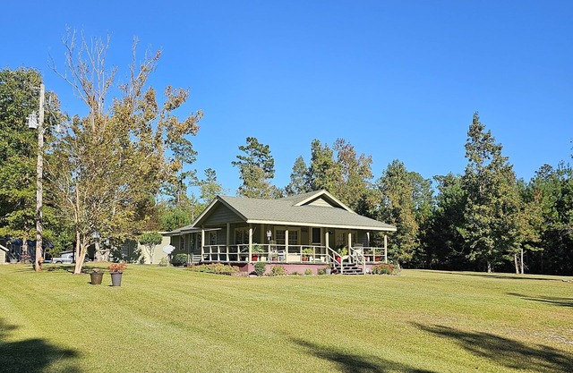 A Southern Cozy Resting Place private, 4 miles to River, 90, 22, Intnational Dr