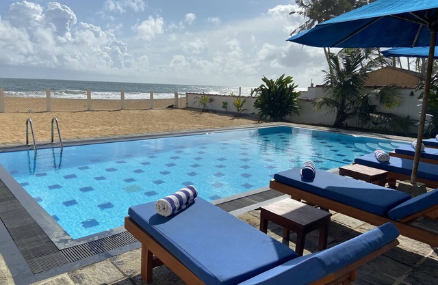 Une spacieuse villa en bord de mer avec piscine pour 8 personnes dans un emplacement privilégié