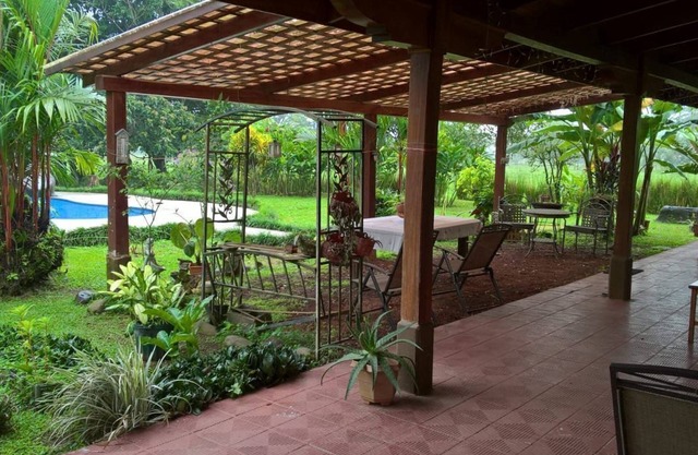 Une villa de campagne spacieuse avec piscine privée pour les familles, les amis et les couples.