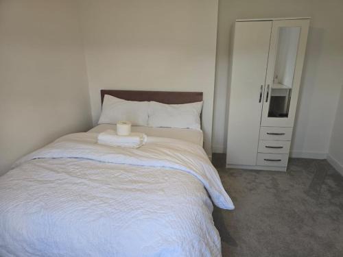 A spacious double room in a lovely home in Wakefield