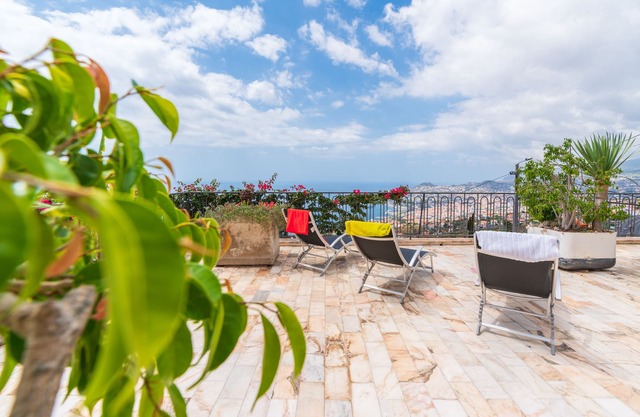 Une maison spacieuse pour la famille et les amis avec vue sur la baie de Funchal.