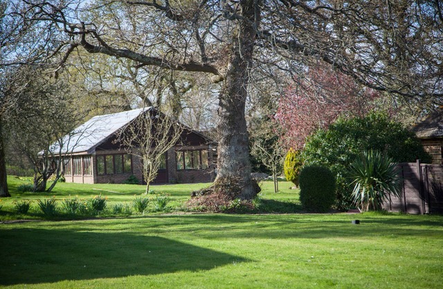 Une spacieuse maison de plain-pied paisible dans un domaine privé rural Wealden