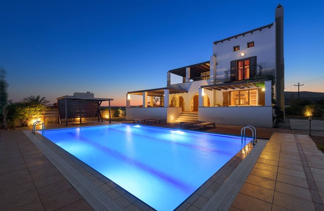 Une spacieuse, décorée avec goût, villa moderne (Hellenic touristique Org enregistré)