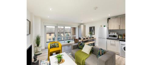 A Splash of Color: Spacious & Funky 3-BR Flat