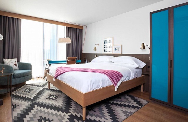 A Staycation of Luxury near Famous Attractions!
