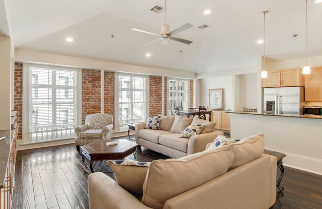 "A Stone 'Throw" du quartier français-charme moderne Gorgeous Condo CBD w / parking