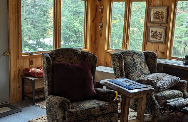 A Stones Throw home from Lake Bomoseen and Crystal Beach w/large yards, parking
