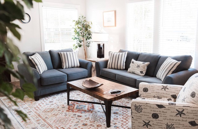 Prime Location,10 Guests, Front Porch, Back Yard, Modern Appliances/TVs