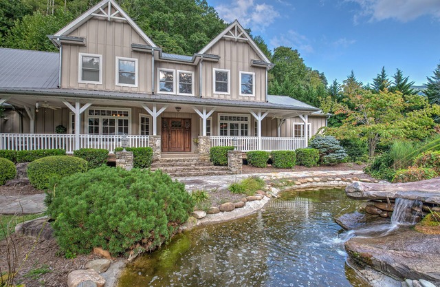 Une superbe maison Creekside, des fonctionnalités à couper le souffle pour profiter de chaque fenêtre