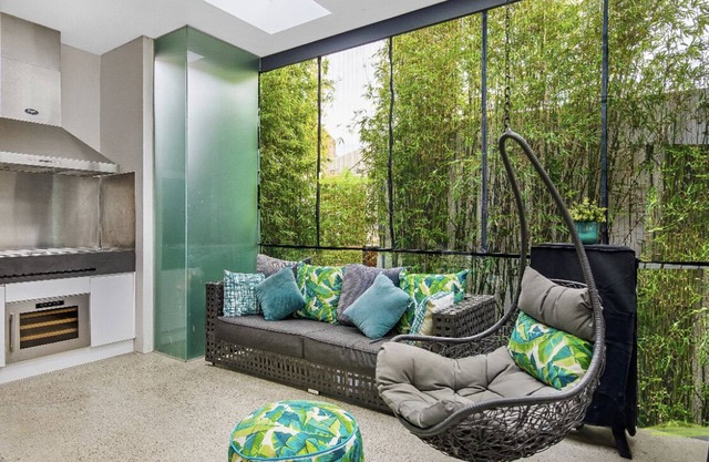 A STUNNING GRAND DESIGNS AUSTRALIA RESIDENCE - 5 mins drive to CBD