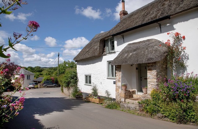 Une superbe chaumière au toit de chaumière d'une chambre à coucher dans le village de Stockland