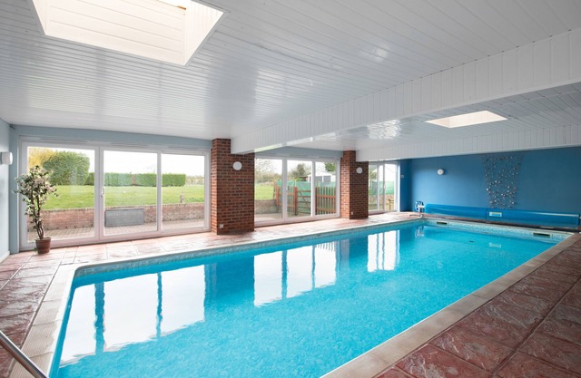 A beautiful Apartment with Indoor Swimming Pool close to Stratford