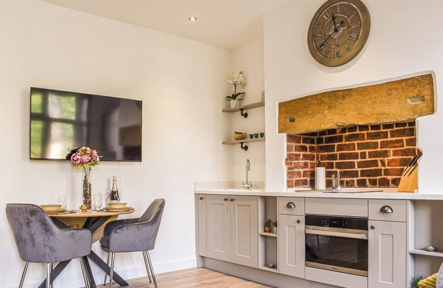 A superbly finished holiday cottage lying within this quaint High Peak village.