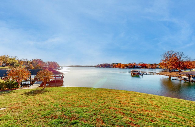 A Sweet Retreat - End unit townhome with lake views, pool & tennis