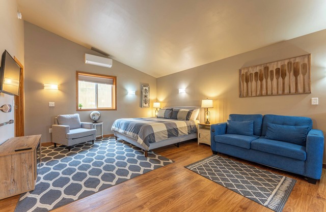 * Nouveau * Downtown Ely Studio * Parking, WiFi, King
