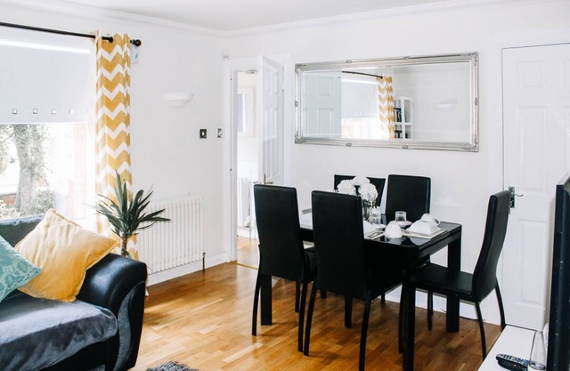 Un appartement de trois chambres, avec 2 salles de bains. Convient pour un groupe de 5