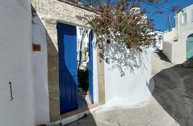 Una casa de tres dormitorios que combina lo mejor de una casa tradicional griega con Moder