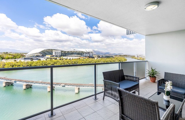 A Touch of Luxury on the CBD Waterfront