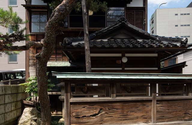 A townhouse where you can touch a real "sword" We can show you a family sword.