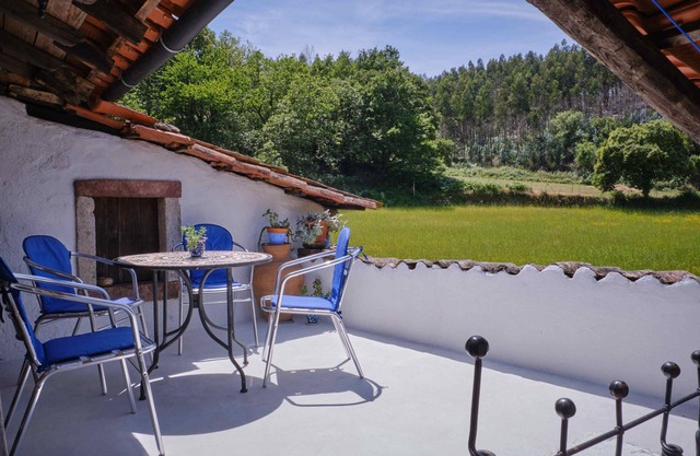 Un Cottage autonome traditionnel à Quinta da Ribeira.