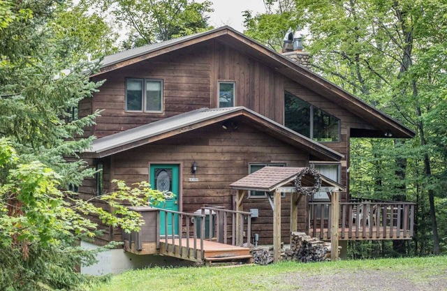 Une maison de vacances spacieuse Trailside avec grande cheminée en pierre, bain à remous intérieur et permet aux chiens